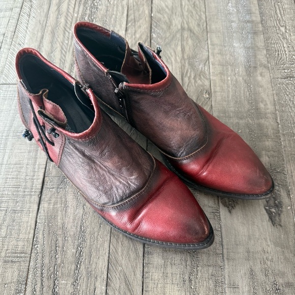 Unity in Diversity Shoes - Unity In Diversity Red & Distressed Black/Brown Bootie, size 39.